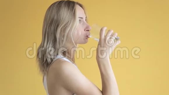 健康年轻女子在家中微笑饮水的特写照片视频的预览图