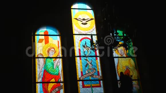 阳光透过教堂染色玻璃窗户视频的预览图