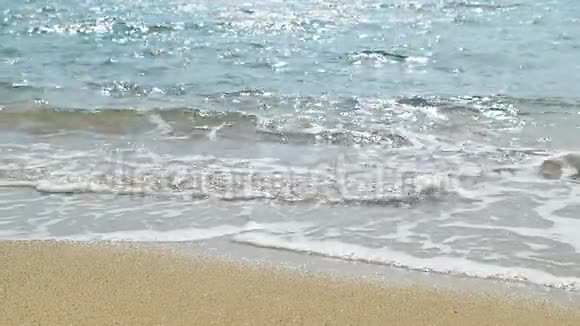 波浪降落在沙滩上清澈的蓝色海水慢动作视频的预览图