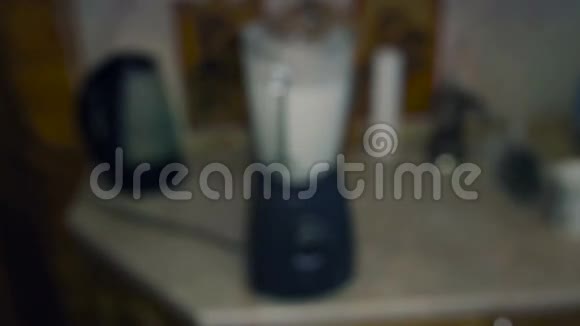 搅拌机特写跟踪射击奶昔是在搅拌机里准备的视频的预览图