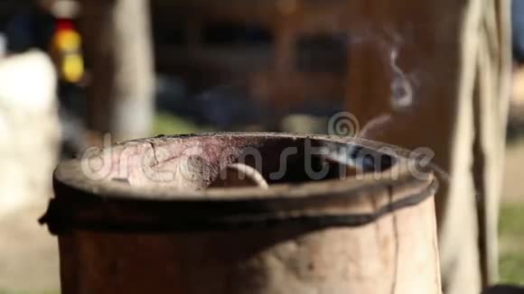 在粘土炉里抽烟烧木头视频的预览图