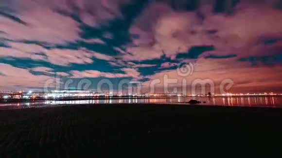 城市海滩在晚上视频的预览图