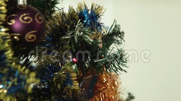 小女孩挂在圣诞树球上视频的预览图
