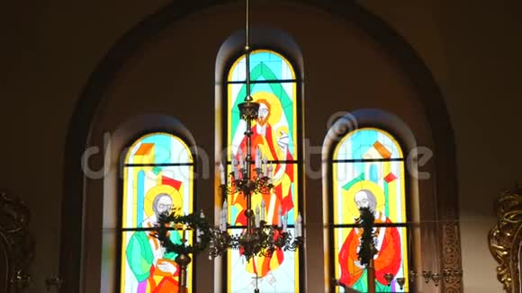 阳光透过教堂染色玻璃窗户视频的预览图
