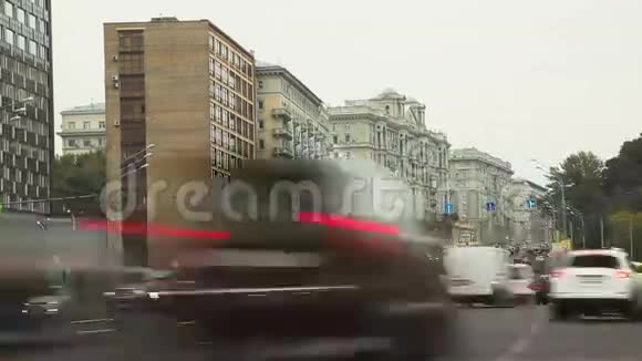 莫斯科繁华街道上的许多汽车视频的预览图
