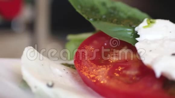新鲜美味的意大利辣椒沙拉和罗勒叶3840x2160视频的预览图
