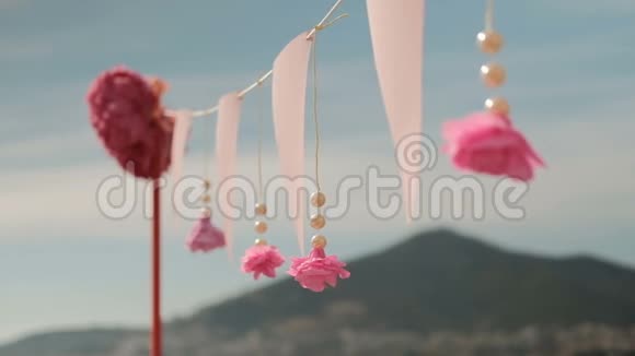 粉红色的花和珠子挂着就像暑假的装饰视频的预览图