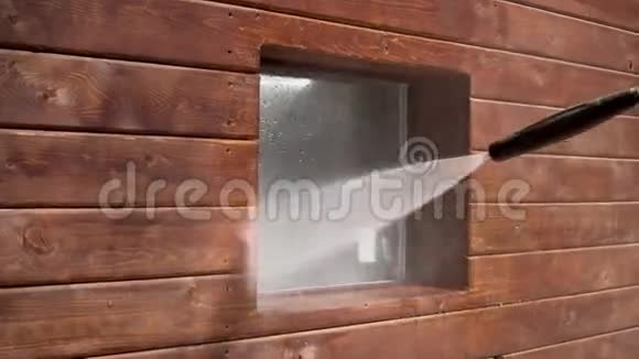 房子的女主人用一股强烈的水流冲洗窗户视频的预览图