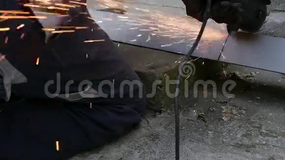 电动砂轮机切割角杆火花视频的预览图
