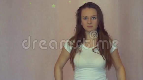 时髦的年轻女性穿着粉色背景的休闲服装视频的预览图