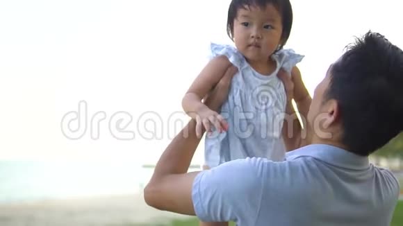 亚洲父亲和小婴儿的慢动作视频的预览图