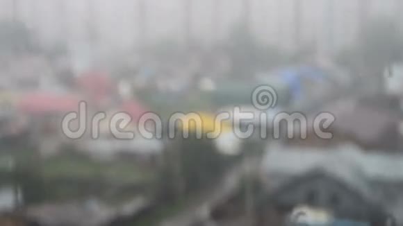 雨顺着玻璃流下视频的预览图