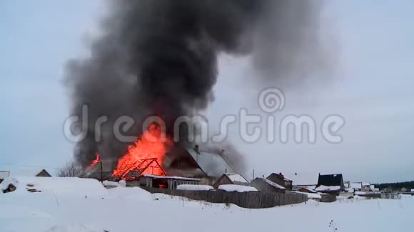 村里的一场大火在冬天照亮了小屋视频的预览图