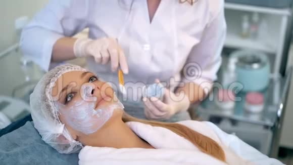 美容店里戴着面膜的美女视频的预览图