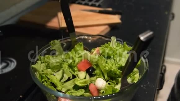 用橄榄油倒入蔬菜沙拉视频的预览图
