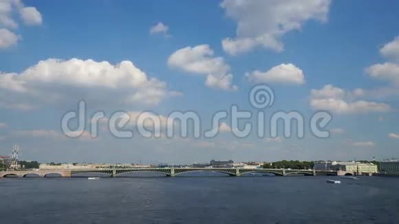 三位一体大桥穿越涅瓦河的时间推移序列视频的预览图