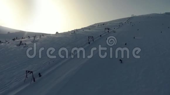 有滑雪缆车的滑雪坡人们在山上滑雪视频的预览图