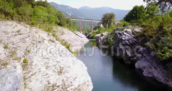 空中电影飞越河流视频的预览图