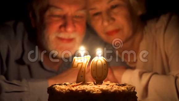 喜欢在晚上在家里用蛋糕庆祝结婚周年吹灭蜡烛视频的预览图