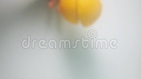 两个桔子半浸入水中视频的预览图