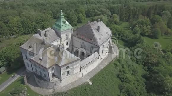 乘坐无人驾驶飞机飞往著名的乌克兰观光景点奥列斯科的历史城堡和公园视频的预览图