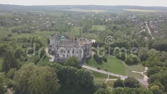 乘坐无人驾驶飞机飞往著名的乌克兰观光景点奥列斯科的历史城堡和公园视频的预览图