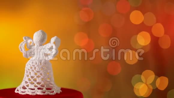 圣诞天使装饰在模糊的灯光背景下旋转视频的预览图