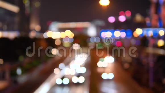 现代城市夜间交通灯的高角度视角上海夜间城市街车河离焦和软景4K电影视频的预览图
