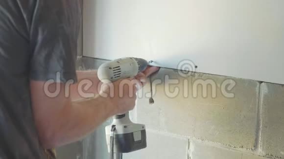 工人安装干墙使用螺丝刀和工作特写视频的预览图