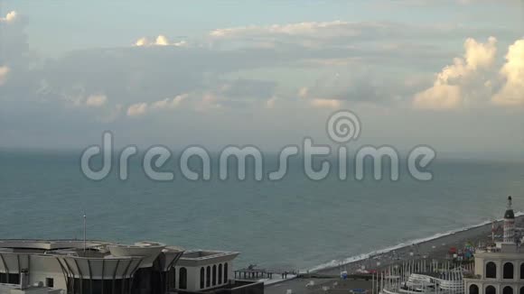 从上面看酒店位于海岸和棕榈树旁边视频的预览图