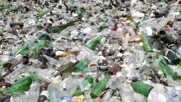 回收设施中的玻璃废物一堆瓶子潘潘视频的预览图