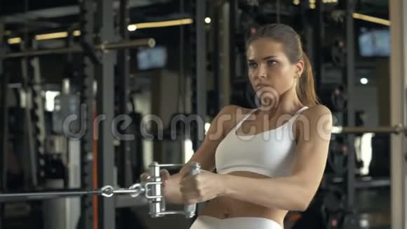 健身俱乐部训练器材上举重的女强人视频的预览图