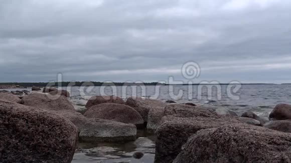 芬兰波罗的海沿岸的花岗岩岩石视频的预览图
