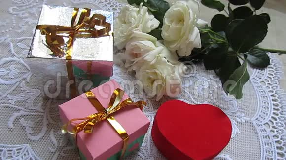 礼物盒和玫瑰视频的预览图