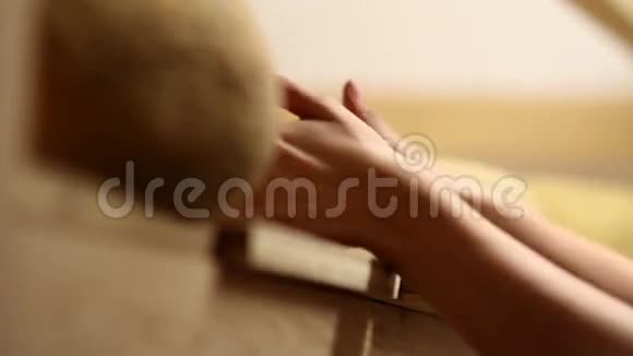靠近女人的手拿着奶酪改变焦点视频的预览图