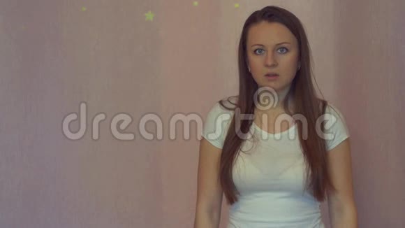 时髦的年轻女性穿着粉色背景的休闲服装视频的预览图
