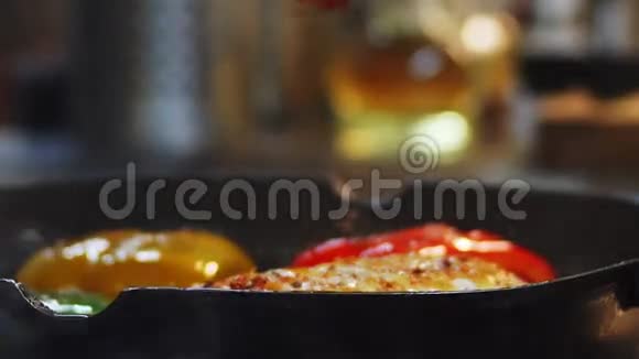 在平底锅里煮鸡肉和蔬菜视频的预览图