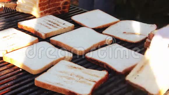 烤架上准备的面包视频的预览图