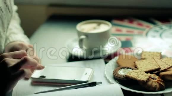 有魅力的女人在餐馆里喝杯茶在4k的地方做笔记视频的预览图