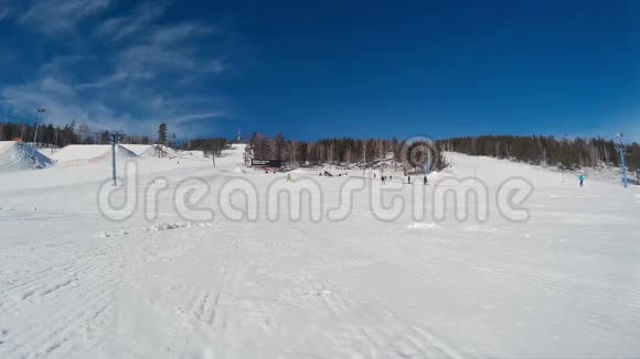 滑雪者超车视频的预览图