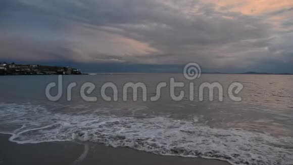 在保加利亚拉夫达附近的渔村五彩缤纷的日落黑海海岸海上日落视频的预览图