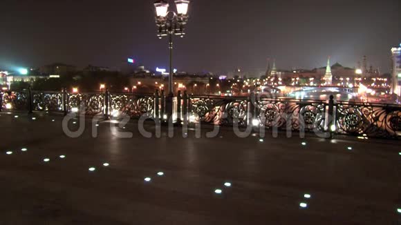 晚上莫斯科大桥背景上的发光灯笼视频的预览图