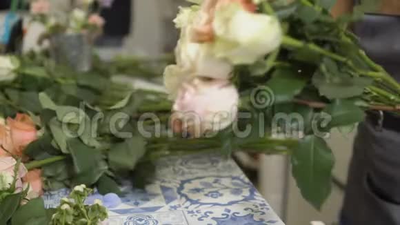 花商在花店里做一束玫瑰花视频的预览图