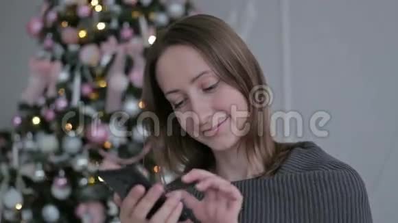 在圣诞节和朋友聊天的年轻女子视频的预览图
