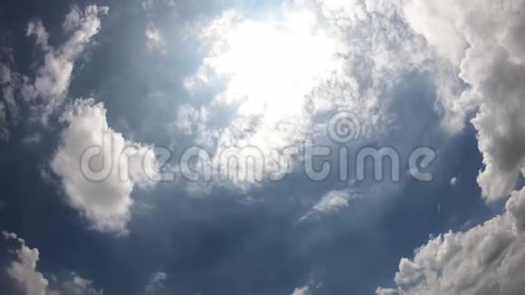 天空中的云彩在白天明亮地快速移动视频的预览图