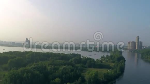 莫斯科河桥森林和遥远豪华住宅的空中上升镜头视频的预览图