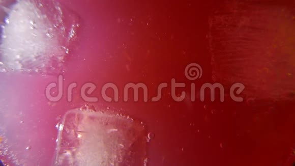 美味清爽的草莓鸡尾酒加冰4UHDK视频的预览图