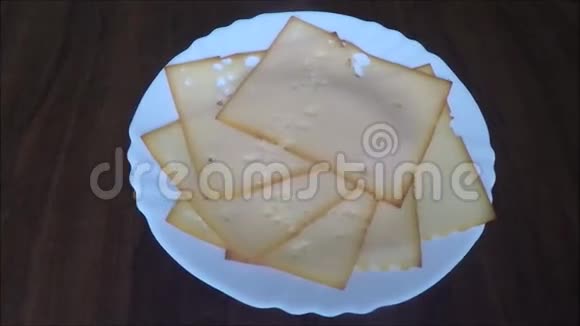白色盘子里的奶酪片视频的预览图