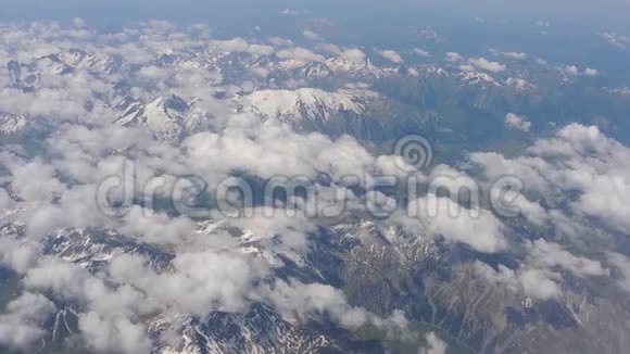 春季欧洲阿尔卑斯山的鸟瞰图视频的预览图