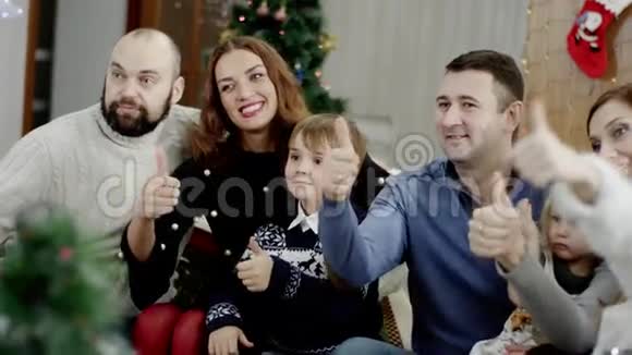 圣诞派对中出现拇指的幸福家庭视频的预览图